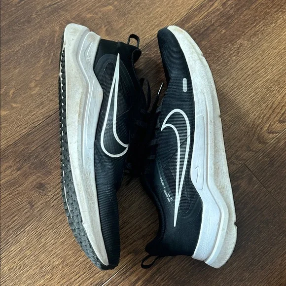 Nike Men's Black and White Sneakers - Picture 6 of 8